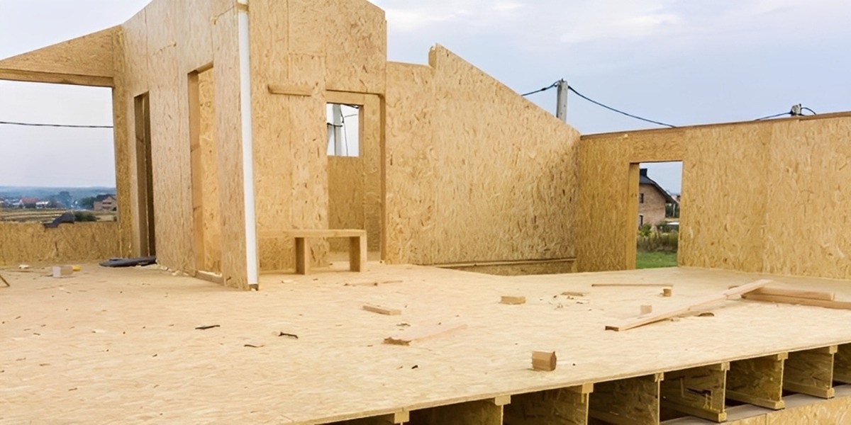 Vivienda de dos pisos con amplios ventanales y áreas verdes en desarrollo, arquitectura contemporánea en obra.